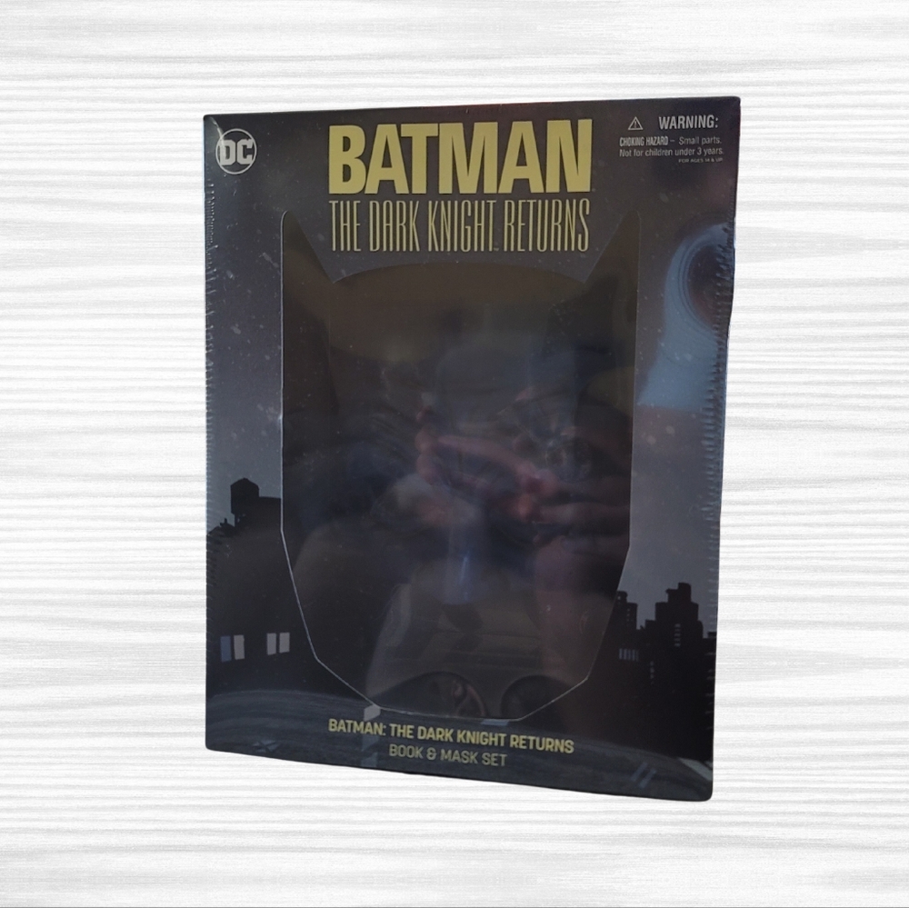 Batman the Dark Knight Returns Book and Mask Set